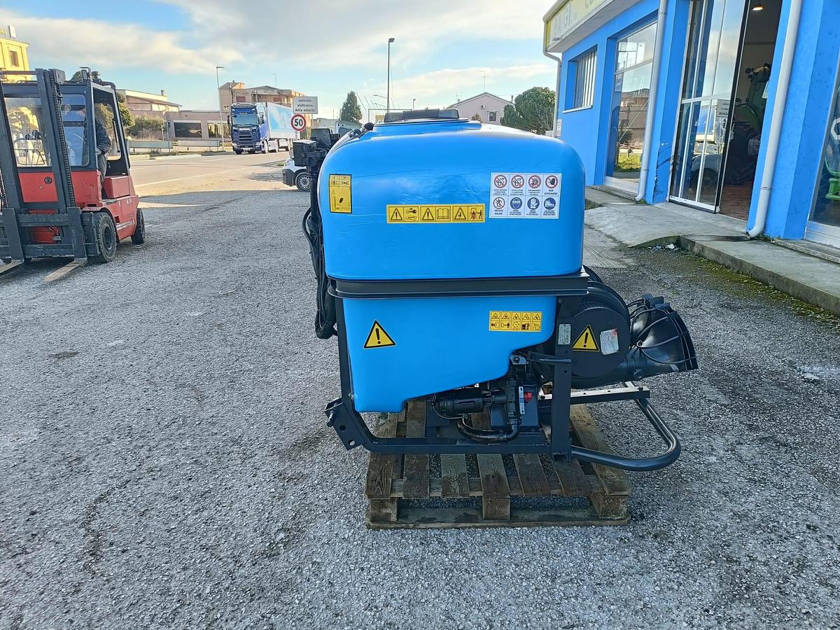 Usato Botte per trattamenti MFC da 650L-per vigneto o frutteto