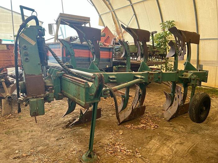 Usato Aratro trivomere Pietro Moro con ali a stecche