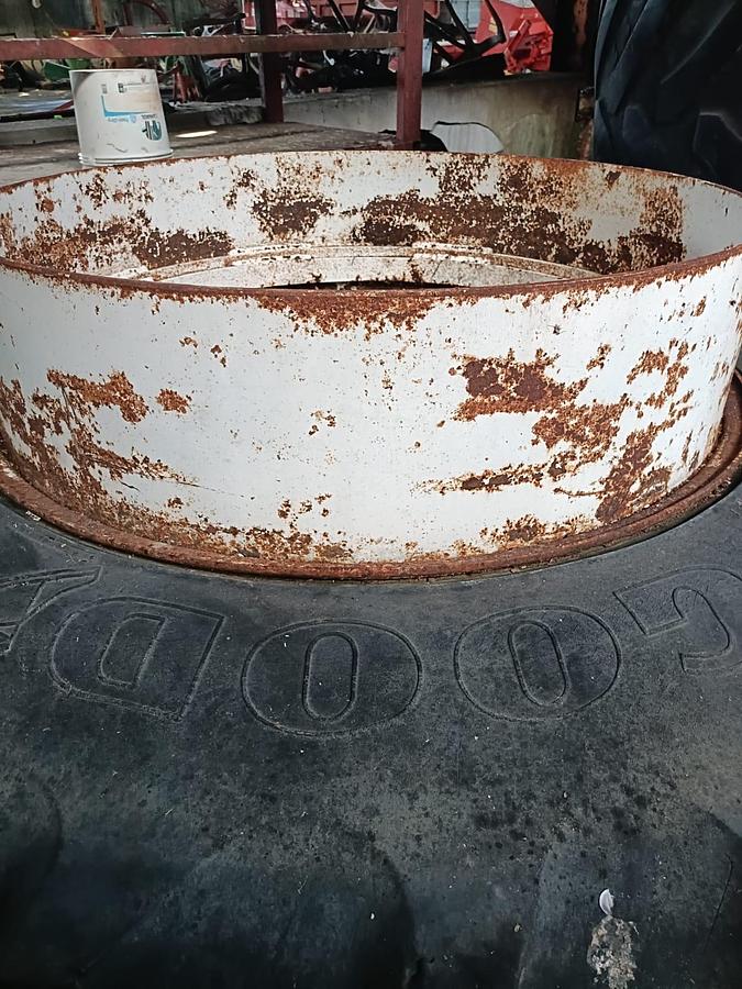 Usato Gomme varie per trattore agricolo o rimorchio (3)