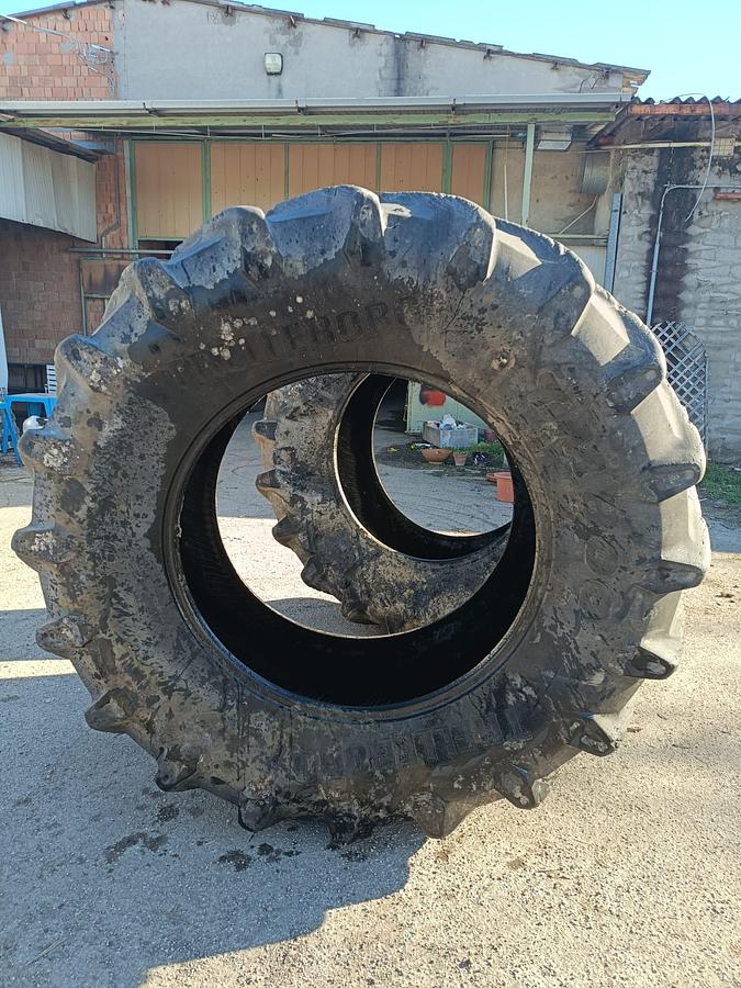 Usato Gomme varie per trattore agricolo o rimorchio (3)