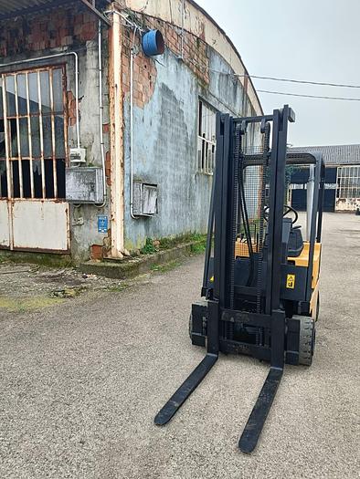 Usato Muletto Caterpillar modello V300