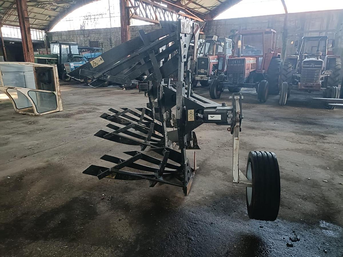 Usato Aratro trivomere con ali a stecche- tutto idraulico- variabile