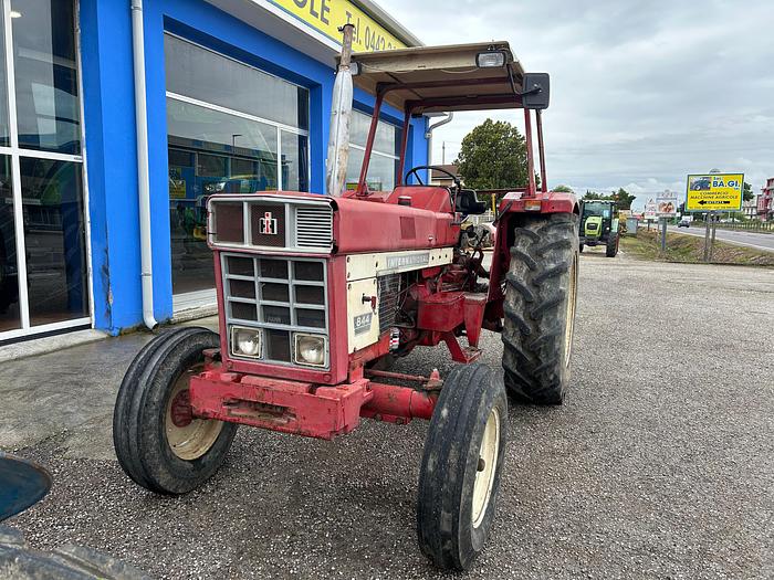Usato International 844 con tettuccio di protezione