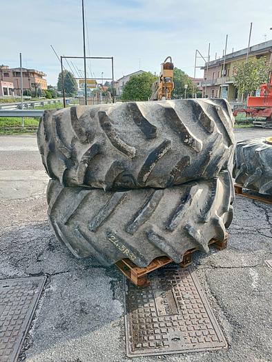 Usato Gomme varie per trattore agricolo o rimorchio (1)