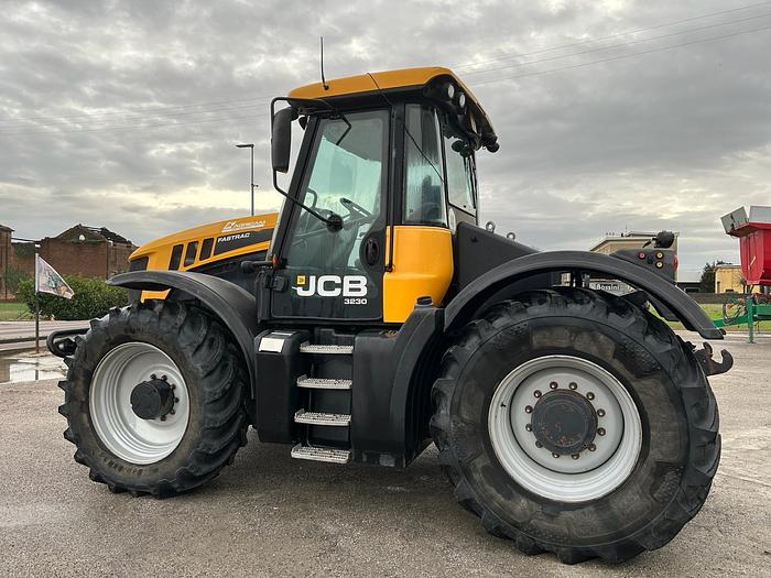 Usato JCB Fastrac 3230- PTO e sollevatore anteriore
