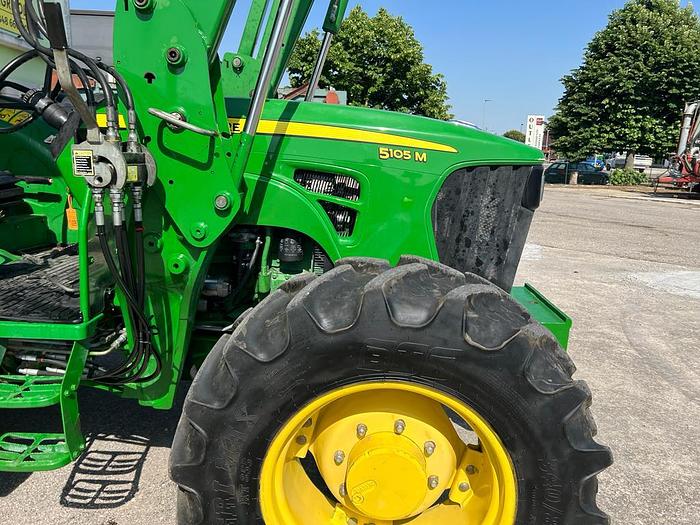 Usato John Deere 5105 M caricatore JD 563- anno 2012
