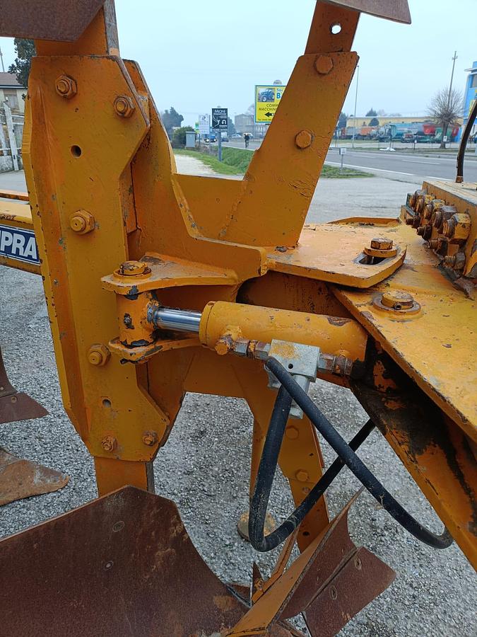 Usato aratro bivomere Mipra con spostamento idraulico
