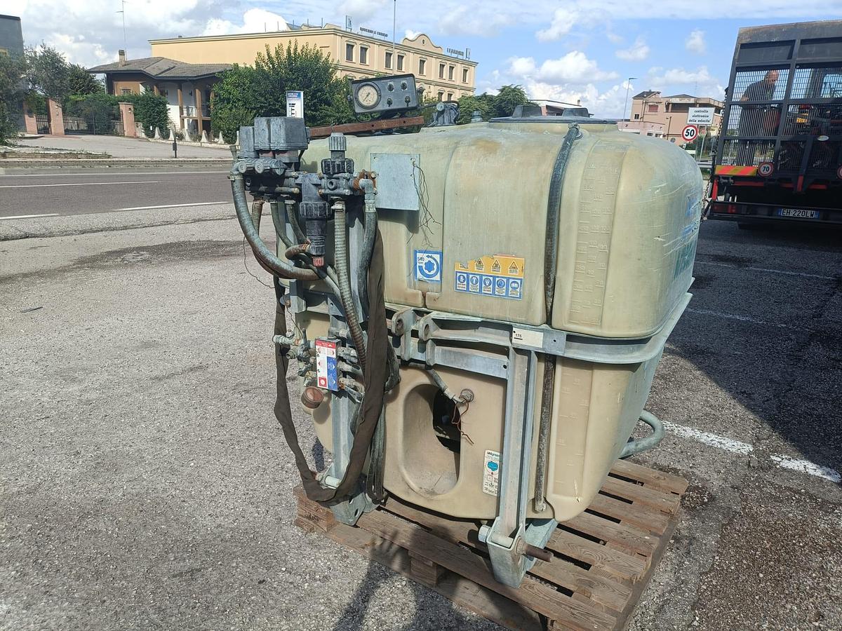 Usato Botte per trattamenti MFC da 650L-per vigneto o frutteto