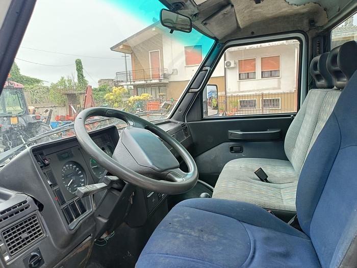 Usato Autocarro Iveco Daily 35 con gru- patente B