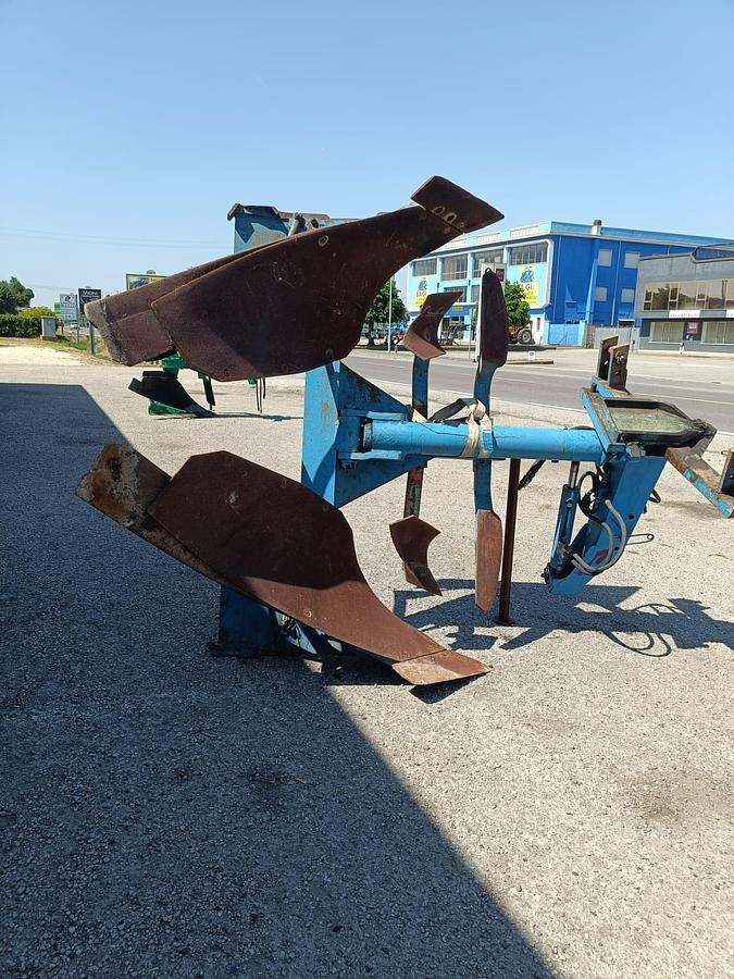 Usato aratro monovomere voltaorecchio idraulico