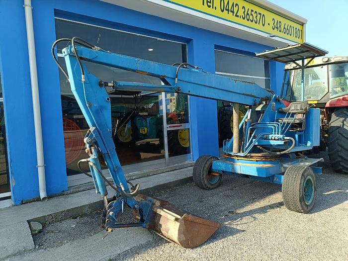 Usato Caricaletame trainato marca Isoli modello CD500