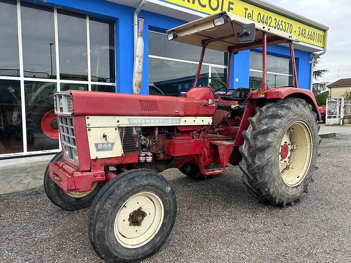 Usato International 844 con tettuccio di protezione