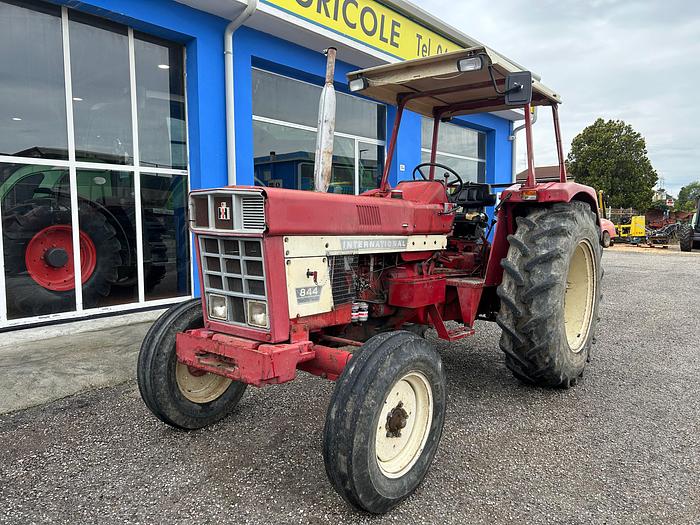 Usato International 844 con tettuccio di protezione