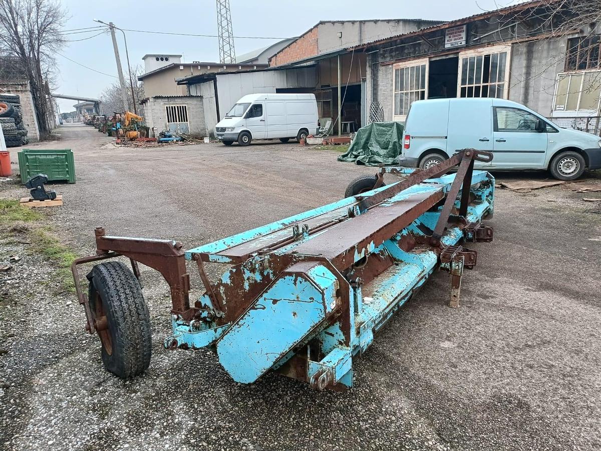 Usato trincia Nobili da 4,60m circa con carrello