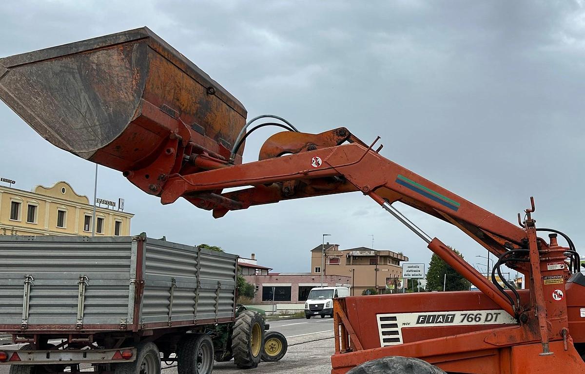 Usato caricatore per Fiat con benna e flange