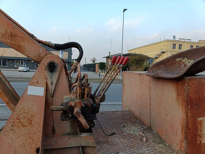 Usato Caricaletame trainato con staffe idrauliche