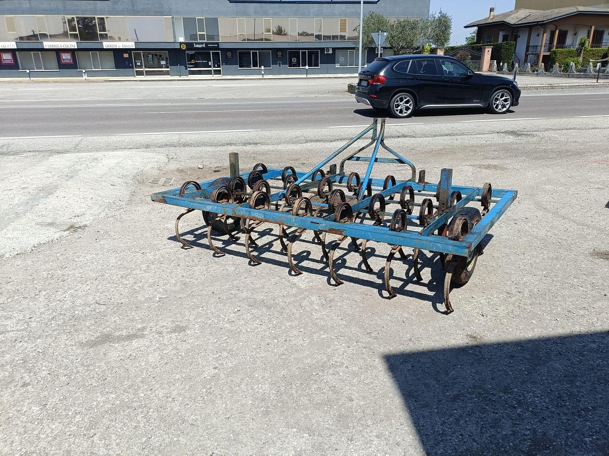 Usato vibrocoltivatore da 2,50 metri con ruote