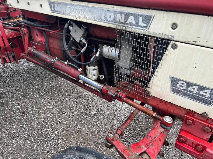 Usato International 844 con tettuccio di protezione
