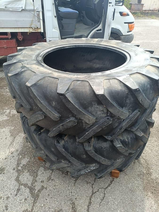 Usato Gomme varie per trattore agricolo o rimorchio (2)