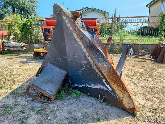 Usato Benna a tramoggia 3000 LT