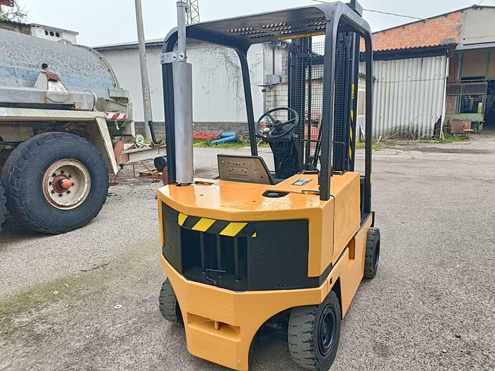 Usato Muletto Caterpillar modello V300