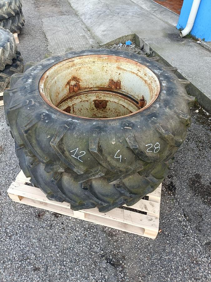Usato Gomme varie per trattore agricolo o rimorchio (1)