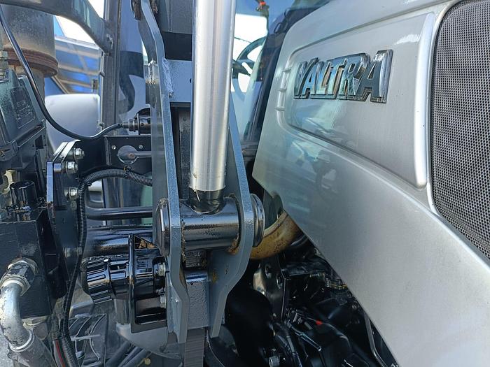 Usato Valtra N92 con caricatore Valtra 45