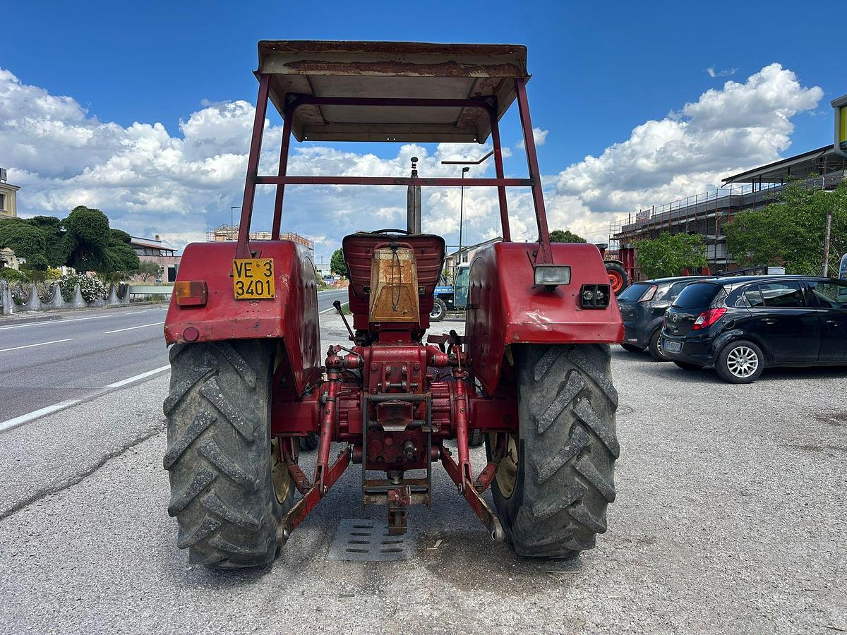 Usato international 644 con tettuccio di protezione