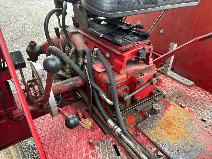 Usato International 844 con tettuccio di protezione