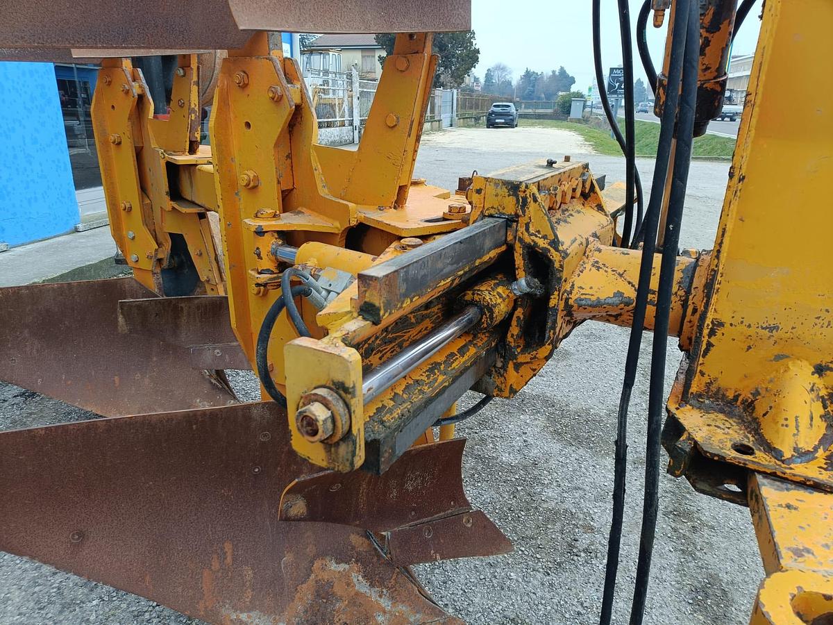 Usato aratro bivomere Mipra con spostamento idraulico