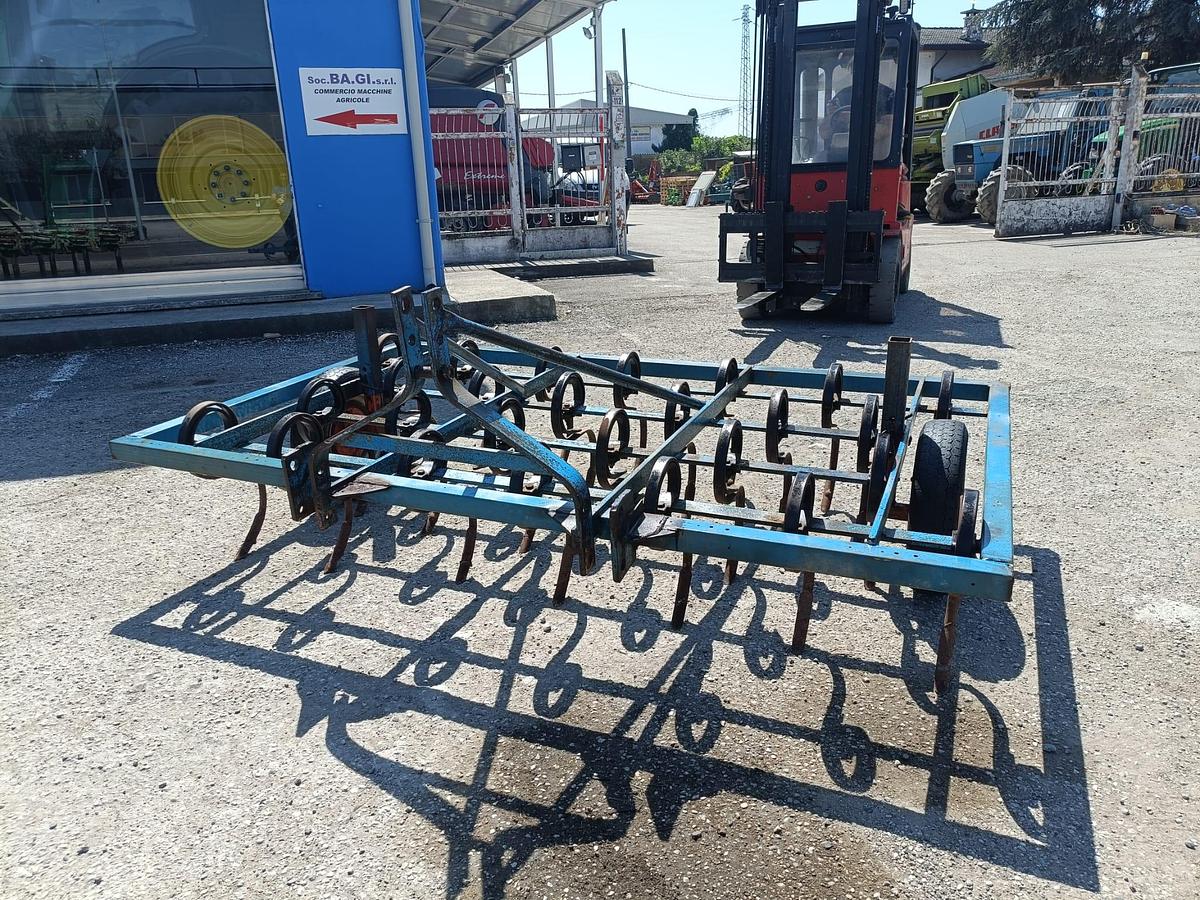 Usato vibrocoltivatore da 2,50 metri con ruote