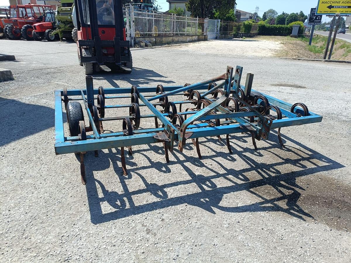 Usato vibrocoltivatore da 2,50 metri con ruote