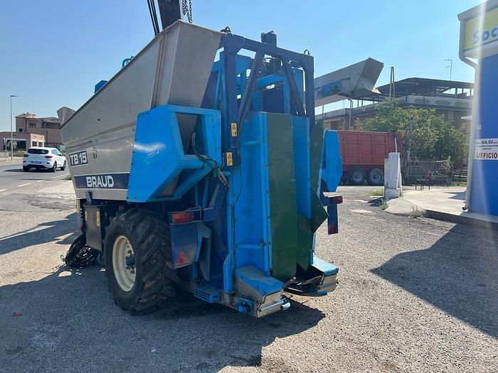Usato Vendemmiatrice trainata New Holland braud TB 15