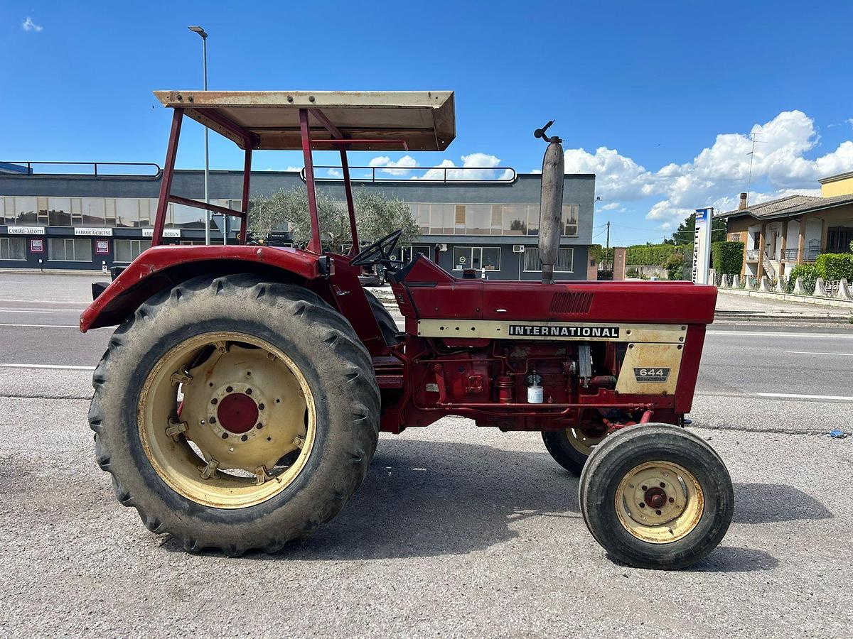 Usato international 644 con tettuccio di protezione