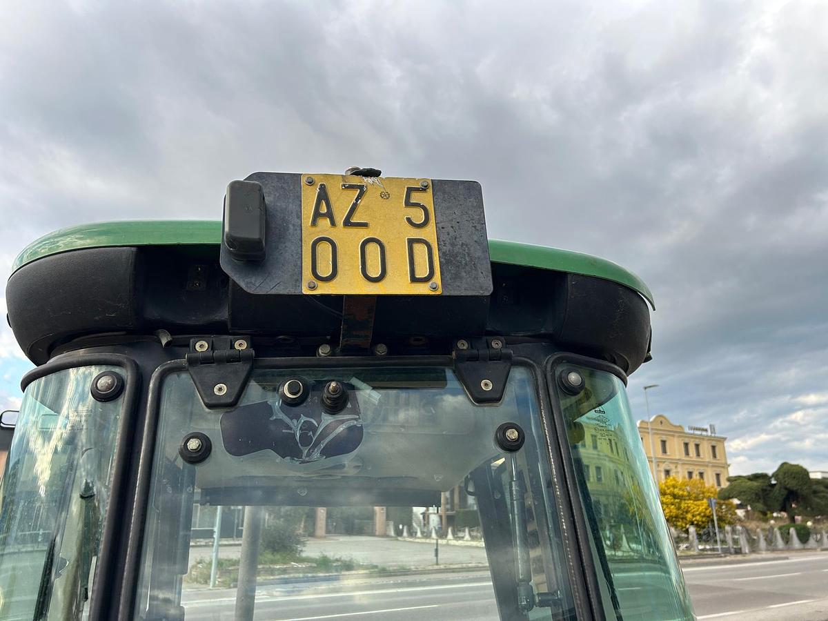 Usato john deere 5615 F-frutteto e vigneto- freni ad olio