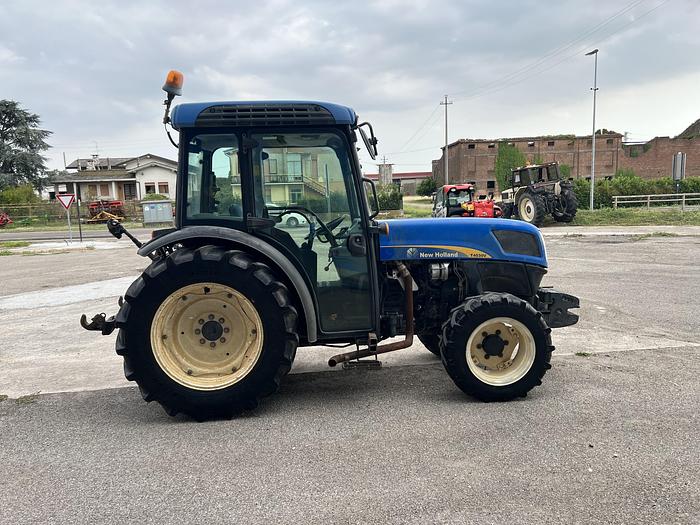 Usato New Holland T 4030 V- CV 80- cilindri 4- anno 2014