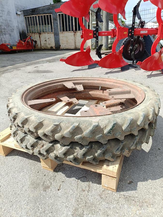 Usato Gomme varie per trattore agricolo o rimorchio (1)