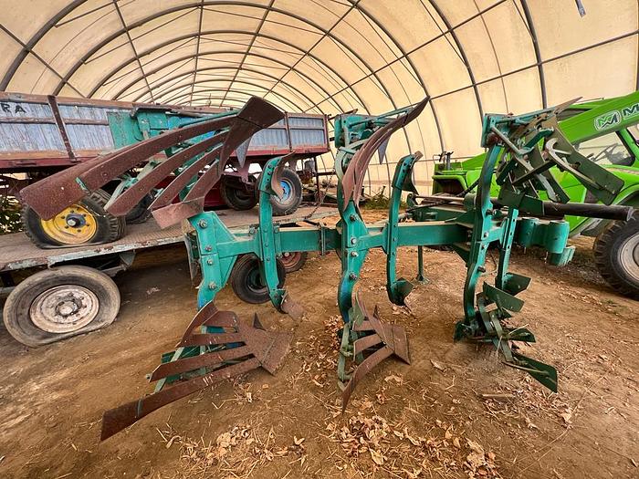 Usato Aratro trivomere Pietro Moro con ali a stecche