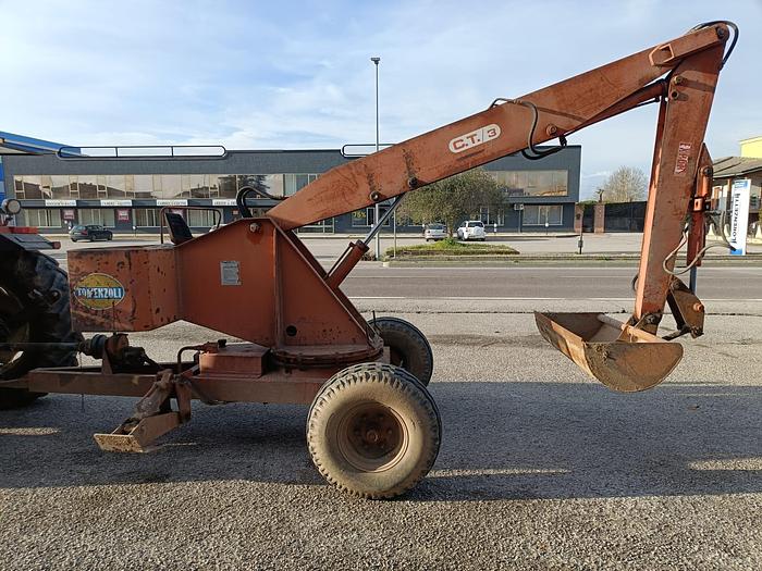 Usato Caricaletame Tomenzoli trainato- staffe idrauliche