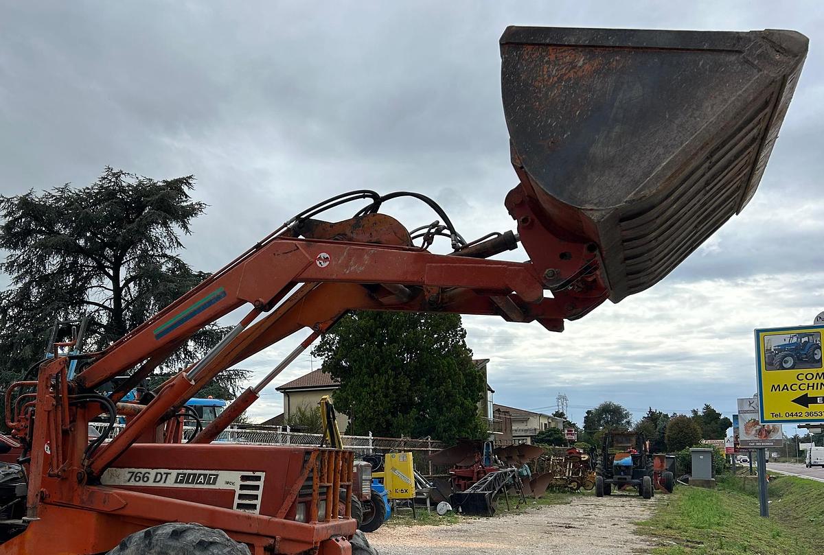 Usato caricatore per Fiat con benna e flange