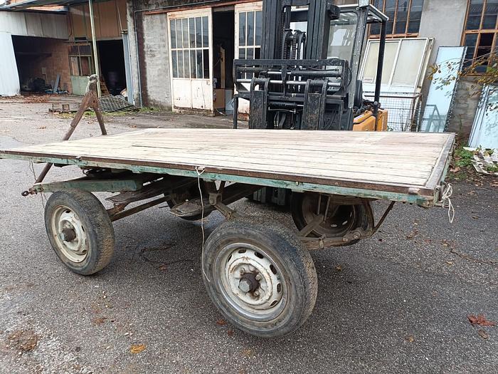 Usato Rimorchietto a 2 assi con pianale in legno