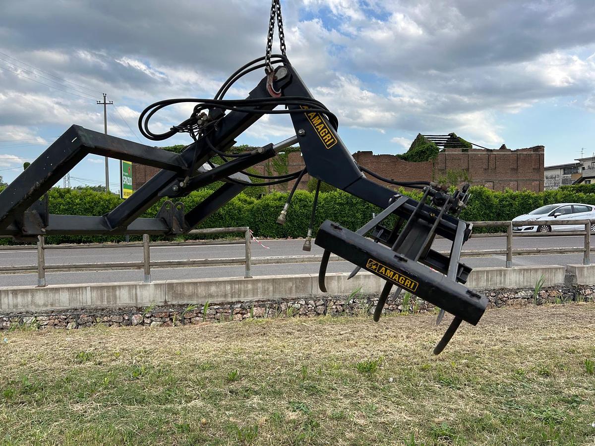 Usato Caricatore posteriore Amagri D3600 idraulico