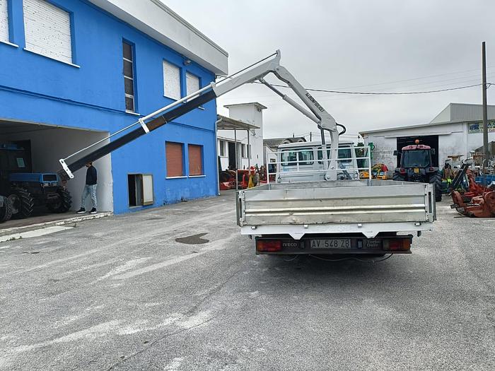 Usato Autocarro Iveco Daily 35 con gru- patente B