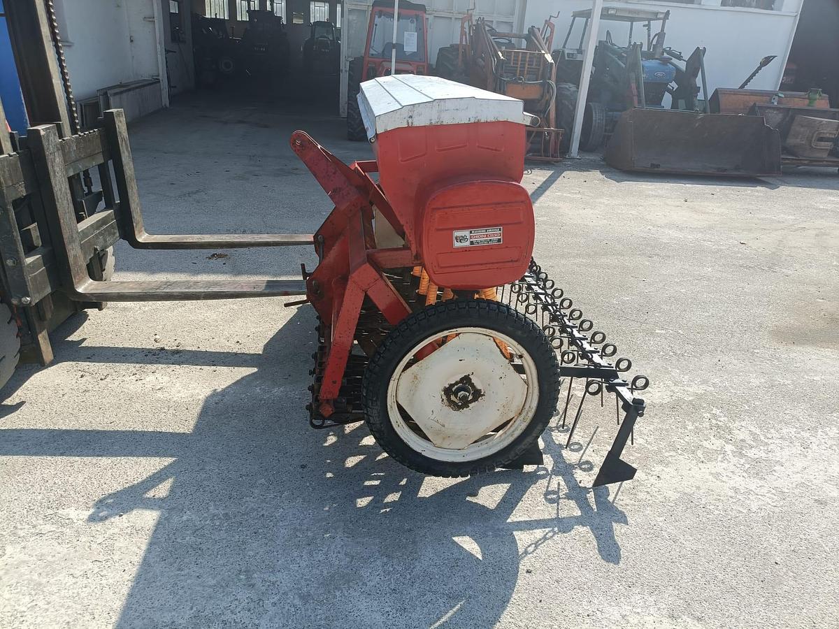 Usato Seminatrice da grano o semi piccoli- marca Carraro- da 2 metri