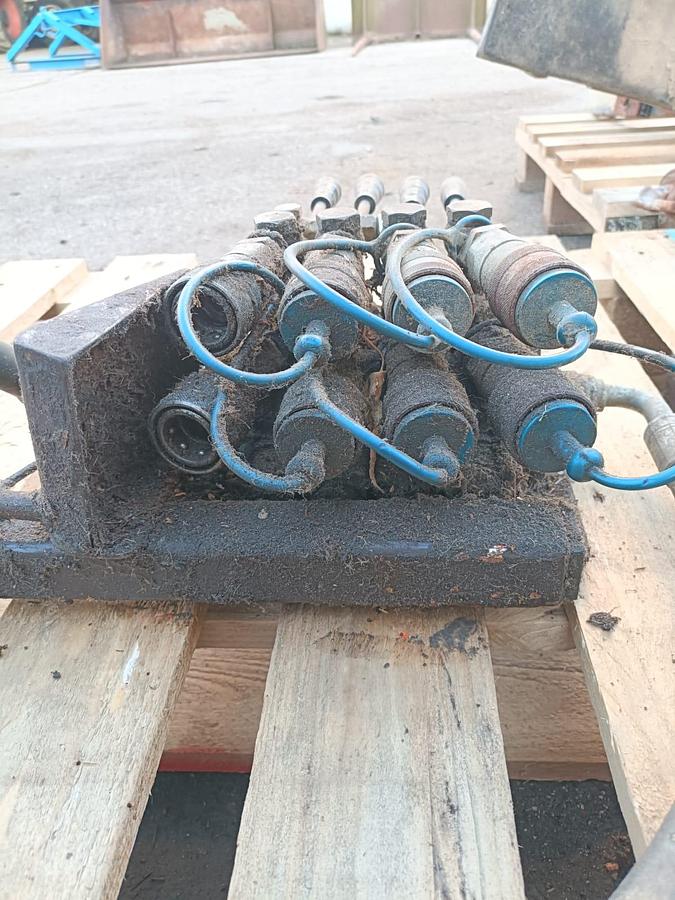 Usato distributore idraulico per trattore agricolo