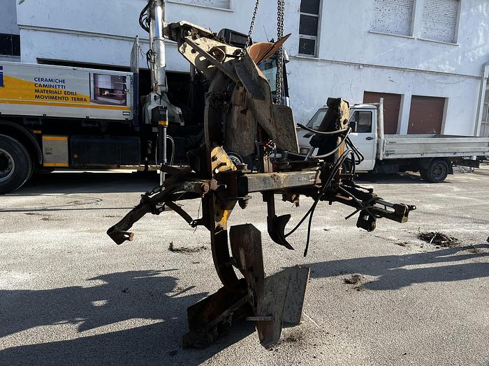 Usato Aratro monovomere Moro con giravolta idraulica