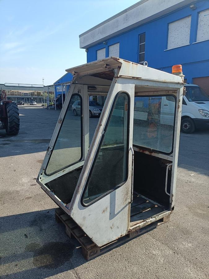Usato cabina per escavatore o carica letame