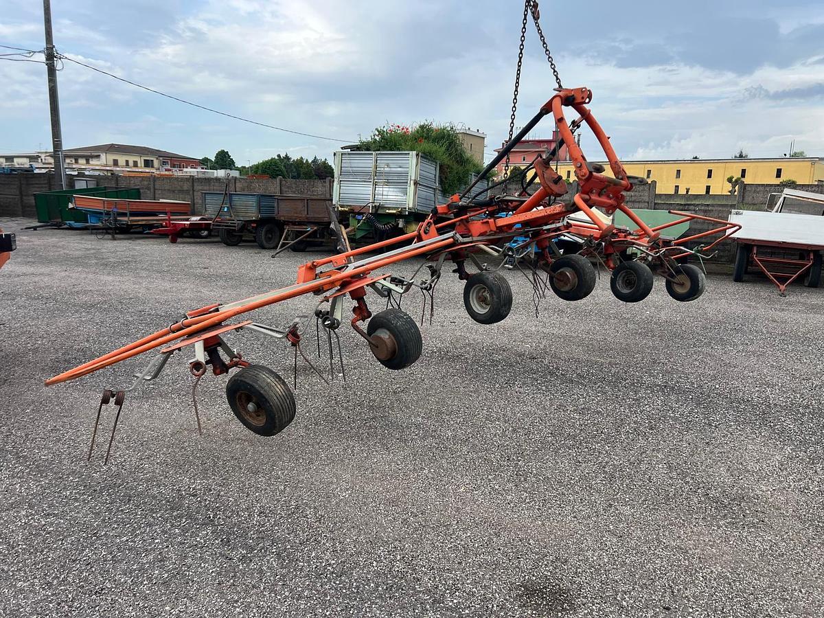 Usato Ranghinatore voltafieno Fella TH 680 D Hydro