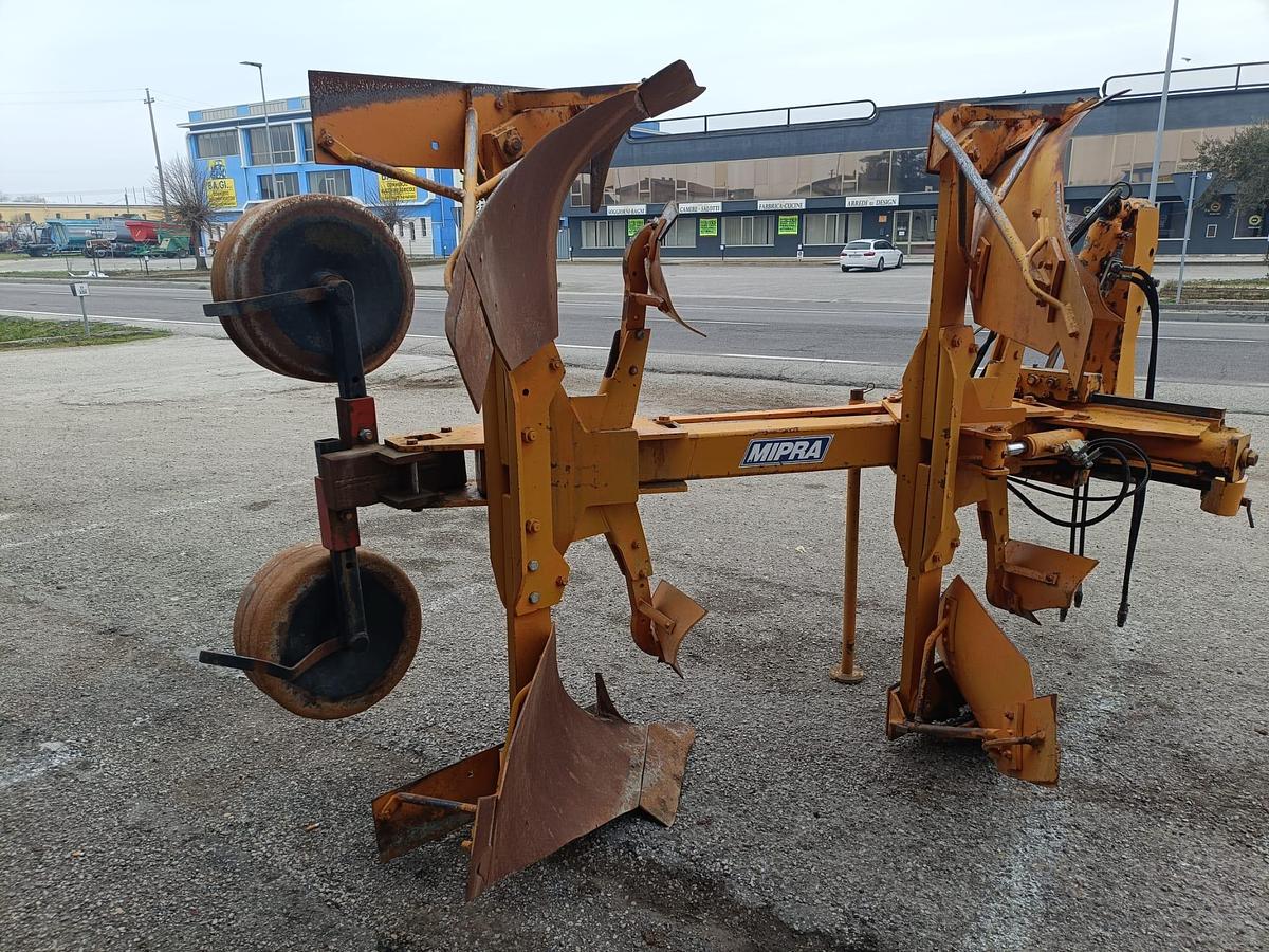 Usato aratro bivomere Mipra con spostamento idraulico