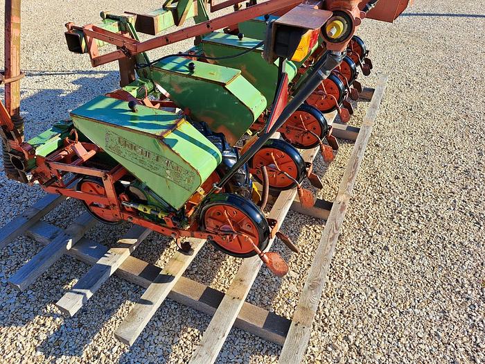 Usato Seminatrice AJ Troster da 6 file per mais lar. 250